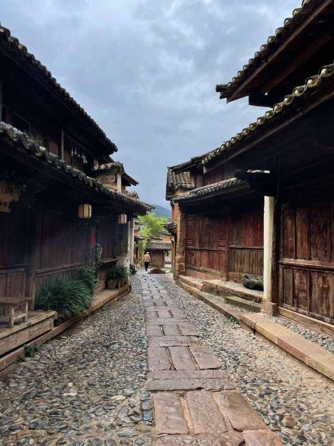 上百移民在美国一机场打地铺过夜 当地官员呼吁联邦政府解决危机